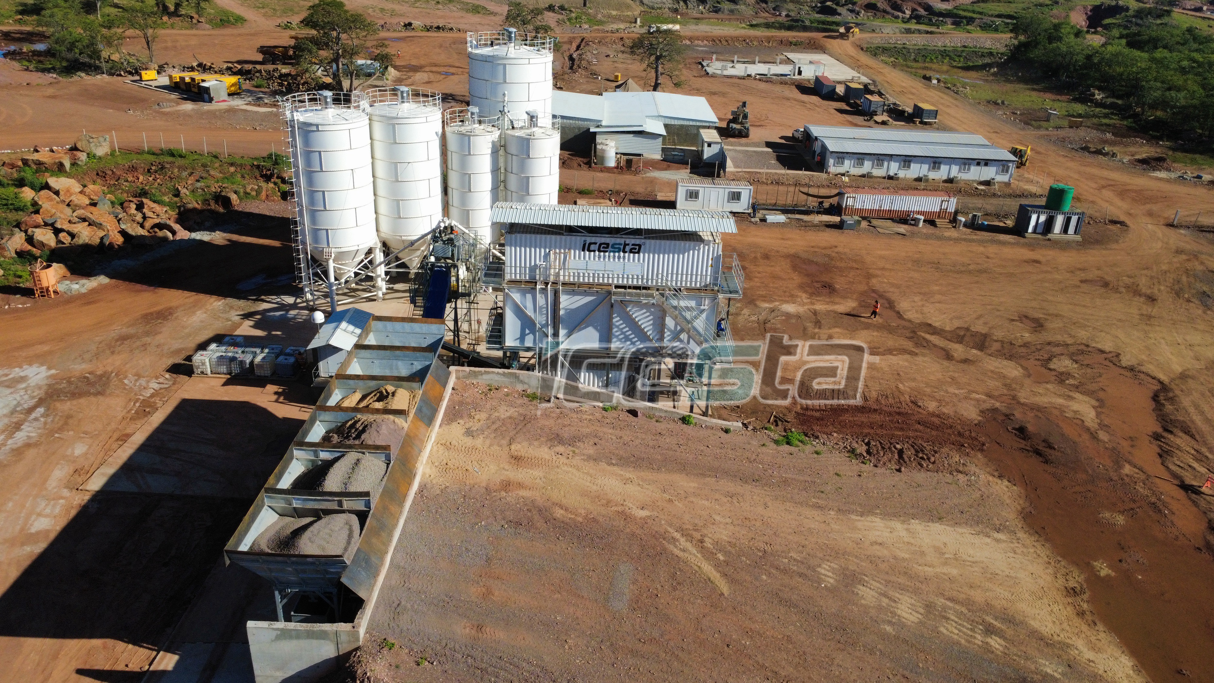 Pag-aaral ng Kaso: Concrete Cooling System para sa Large-Scale Infrastructure Project sa Angola — 30T Flake Ice Machine + Ganap na Awtomatikong Ice Storage at Delivery System + 120T Water Chiller